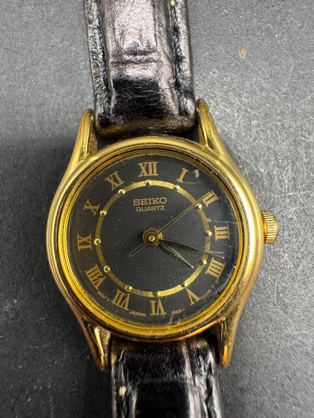 Vtg Seiko Quartz Womenβs Gold Tone Bezel Black Leather Band Watch 18.4mm